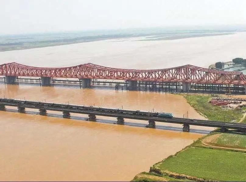 左為京廣鐵路鄭州黃河橋，右為鄭焦城際鐵路黃河大橋